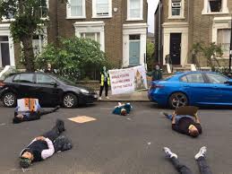 Cummings wuchs in seiner geburtsstadt durham in nordostengland auf. Die In Staged Outside Dominic Cummings Home Itv News