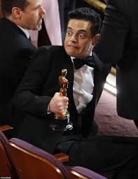 Psbattle Rami Malek Holding His Oscar Queen Meme Rami Malek Queen Freddie Mercury
