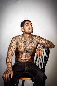 Ex Gangmitglieder Sehen Sich Selbst Ohne Ihre Tattoos Tattoo Ideen Manner Tattoos Tattoo Trend