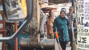 Lowongan kerja tukang sapu jalan surabaya ~ terpopuler bisnis tol padang pekanbaru disetop hingga lowongan kerja 3 bumn berita satu. Bangga Surabaya Wali Kota Itu Ya Tukang Sapu Kalau Facebook