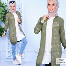 Hirkanin Kol Ve Etek Ucu Ribanali Olup On Yuzu Fermuarlidir Delikli Gorunume Sahip Olan Haki Renkli Hirka Cepsiz Modeldir Triko Moda Stilleri Moda
