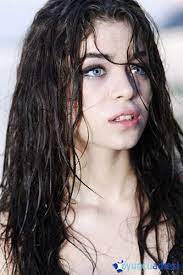 You may have noticed this actress's perfect brows and glowing skin, but her differing eye colors are harder to spot. Turkish Actress Female Character Inspiration Beauty Actresses