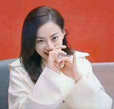 旗下著名艺人包括 谢霆锋 、 张家辉 、 容祖儿 、 twins 、 黄耀明 、 关智斌 、 郑希怡 、 古巨基 、 蒋雅文 、 泳儿 等。. é¦™æ¸¯æœ€åŽä¸€ä¸ª é‡'ç‰Œç»çºªäºº éœæ±¶å¸Œ å'Œå¥¹èƒŒåŽä¸çœå¿ƒçš„è‰ºäººä»¬ èµ„è®¯å'–