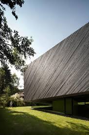 Eye Catching House Extension Designed With Diagonal Strips Of Wood By Franz Architekten Architektur Architektur Haus Konzept Architektur