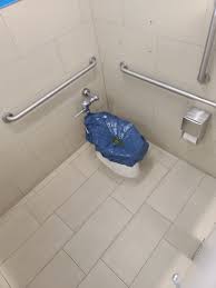 I hate how toilet stalls in the US are not built for privacy. : rpics