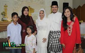 Pelakon fezrul khan telahpun bercerai pada ogos lepas. Gambar Sekitar Majlis Persandingan Fezrul Khan Metrowealth Pictures