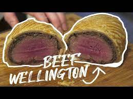 Beef wellington is a steak dish of english origin, made out of fillet steak coated with pâté (often pâté de foie gras) and duxelles, wrapped in puff pastry, then baked. I Min Restaurant Feed Bistro Har Vi Signaturretten Beef Wellington Det Er Vigtigt At Lave Opskriften I Den Raekkefolge Jeg Praesent Beef Wellington Mat Biff