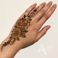 This design is simple yet attractive. Prettiest Floral Mehendi Designs For The Trendsetter Brides