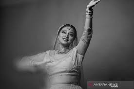 Mereka menunjukkan perbezaan di antara mereka apabila datang kepada teknik, gesticulations, gerak isyarat dan garis panduan yang terlibat semasa prestasi. Bella Fawzi Gabungkan Nuansa India Dan Indonesia Di Penari Di Hatiku Antara News