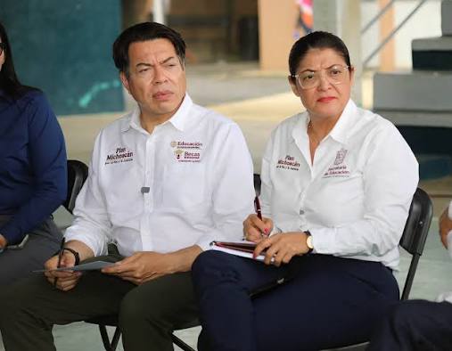 🤝 Escuchar para atender y transformar. El titular de la Secretaría de Educación Pública, Mario Delgado Carrillo, y la secretaria de Educación en Michoacán, Patricia Flores Anguiano, escucharon a las comunidades educativas