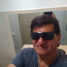 Medio ruso Sputnik informa: En la cumbre de Kazán, a Putin se le mostró un  simbólico "billete BRICS". En el anverso del billete se pueden ver las  banderas de los países fundadores