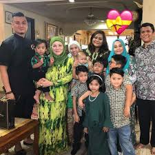 Beliau memulakan karier sebagai penyanyi pada tahun 1995 ketika berusia 17 tahun. Fazley Yaakob Happy Birthday Dilla Aka Kakngah Farah Yaakob Walaupun Bapak Dah 2 Tahun Pergi Tinggalkan Kita Semua Namun Wasiat Bapak Jangan Pernah Kita Adik Beradik Lupakan Bapak Pesan Kita Semua Mesti