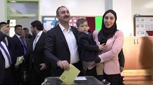 Abdülhamit gül ile ilgili bütün gelişmelere; Adalet Bakani Gul Un Esi 5 Yillik Memuriyetini Izinle Gecirip Saray A Atandi