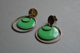 Voici Ce Que Je Viens D Ajouter Dans Ma Boutique Etsy Boucles D Oreilles Vert Sequin Emaille Rond Et Laiton Couleur Boucles D Oreilles Vertes Boucles Bijoux
