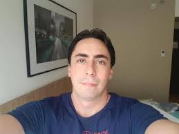 Médico Daniel Tanaka recebe alta após internação por reativação da Covid-19