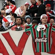River se mide ante fluminense por la primera fecha de la copa libertadores. Diadiaflu On Twitter Uma Das Camisas Mais Emblematicas Do Fluminense Brasileiro De 84 No Meio Da Hinchada Do River Plate Afinal Tambem Ja Calamos La Bombonera Patrocinio Master Forte