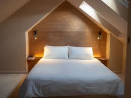 yellow pink walls hardwood ply headboard together with subtle led strip and reading lights contrasting with unadorned soft whi in 2021 rustige slaapkamer slaapkamer