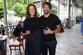 Charizmatický zpěvák, fantastičtí muzikanti z kapely illustratosphere, dobrý zvuk a plný sál kulturního centra cheb, to byla kombinace pro skvěle prožitý. Dan Barta Se Stal Podruhe Tatou Jeho Manzelka Privedla Na Svet Syna Blesk Cz