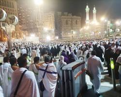 Gambar Jamaah umrah sedang sholat tarawih di Masjidil Haram