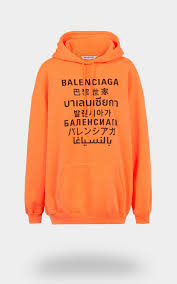 The house of balenciaga a fashion house founded by cristóbal balenciaga in 1918, this spanish born designer was known for his unmatchable eye to detail in the art of couture making. Hoodie Mit Logo Print In Orange Grosse S