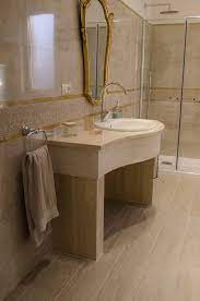 Grandi o piccole, con rubinetto o a getto continuo, realizzazione e progettazione di fontane da giardino in travertino. Mobile Bagno In Travertino Di Tivoli Arredo Interno Fontanarosapietra