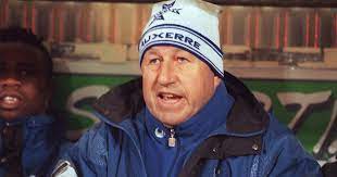 Guy roux was 22 years old when he sent off an application for the vacant head coach's job at local amateur club a.j. Les Clubs Endormis L Aj Auxerre De L Emblematique Guy Roux