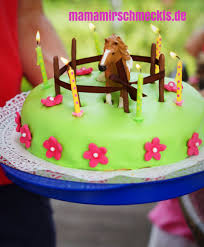 Pferde kuchen rezept.legen sie ihren runden kuchen und ihren quadratischen kuchen auf ein schneidebrett oder einen anderen arbeitsbereich. Pferde Torte Mit Biskuitboden Und Einer Erdbeer Vanille Buttercreme Mamamirschmeckts