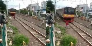 Mewarnai kereta thomas and friends apung arul via. Detik Detik Anak Tawuran Mau Lempar Batu Malah Keserempet Kereta Jatuh Tersungkur Sampai Tewas Diadona Id