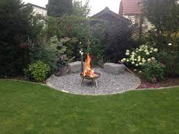 Sitzplatze Laden Zum Verweilen Ein Der Weg Dorthi Gartengestaltung Ideen Der Dorthi E In 2020 Gartengestaltung Ideen Feuerstelle Garten Familiengarten