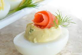 *** cuoci la pasta, sciacquala abbondantemente sotto l'acqua corrente in modo che si raffreddi e lasciala scolare per bene. Uova Sode Farcite Al Salmone Affumicato Lespezie Net