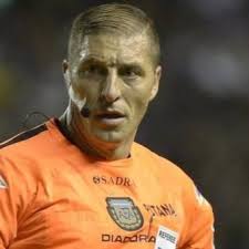 El arbitro argentino néstor pitana será el encargado de arbritrar el partido final de la copa del mundo rusia 2018, en el que se verán las caras las selecciones de. Nestor Pitana El Delantero Del Ascenso Que Se Consagro Como Arbitro