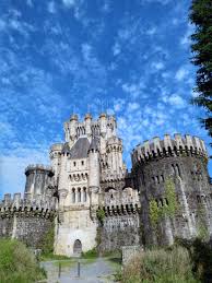 Es necesario el uso de transporte público o privado para llegar a sus inmediaciones, aunque el descenso a nivel del mar lo tendrás que hacer andando. The Castle San Juan De Gaztelugatxe And Gernika Toursbybasques