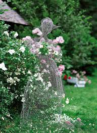 Haillon que l'on met au bout d'une perche, d'un bâton dans les chènevières, dans les champs, dans les jardins, pour épouvanter les oiseaux. Un Epouvantail Tout De Grillage Vetu Marie Claire