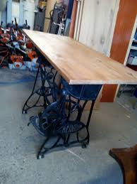 avec le pied d une ancienne machine a coudre repeint noire et un plateau en bois de recup et voila une jolie tab plateau bois table bois meuble bois