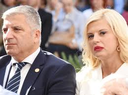 Μια μοιραία ευχή όμως θα γυρίσει το σώμα του πίσω στην ηλικία των 18 ετών, αλλά στο σήμερα. Marina Patoylh Karfwnei Ton Perifereiarxh