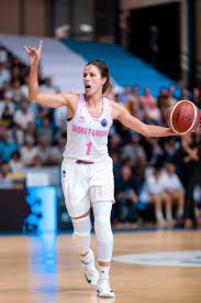 Ana suarez (1,70 m, 33 ans, basket landes) et xavi forcada (1,93 m, 31 ans, nantes) sont natifs d'espagne et ont choisi de venir jouer en france. International Basketball Federation Fiba Fiba Basketball