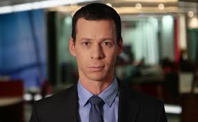 פתיחת העונה של 'ארץ נהדרת' כללה טייק־אוף על השיחות בין עמית סגל לאמנון אברמוביץ' ב'ימי בנימין'. ×¢×ž×™×ª ×¡×'×œ ×œ× ×¡×•×œ×§×ª×™ ×ž ××•×œ×¤×Ÿ ×©×™×©×™