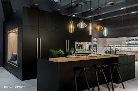 Sélectionnez le meilleur pour l'équiper ! Cuisine Bondi Noire Et Niche En Bois Leicht Kitchen Design Kitchen Home Decor
