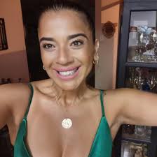 Según medios, ella solo sabría decir "hola, ¿cómo está?"