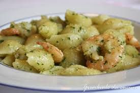 Mantecate il tutto, impiattate e servite con una spolverizzata di pecorino e foglioline di basilico fresco. Conchiglie Con Gamberi E Pesto Di Dragoncello Grembiule Da Cucina