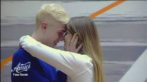 ^ azzopardi, jean paul (december 9, 2021). Amici 17 Biondo Fa Una Tenera Sorpresa A Emma Muscat Video Isa E Chia