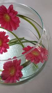 Centre De Table Blanc Et Fushia Vase Boule Avec Germinis Pink Flowers Wedding Centredetable Fushia Hot Pink Weddings Pink Wedding Table Decorations
