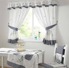 Mucha gente prefiere poner en su cocina, cortinas que solo funcionen en esta habitación, es decir que tengan motivos específicos para este espacio, como vegetales, frutas, flores, botellas, etc. Cortinas De Cocina Fotos De Disenos Cortinas Para La Cocina Con Cuadros Cortinas Para Cocina Cortinas Pintadas Cortinas Cocina