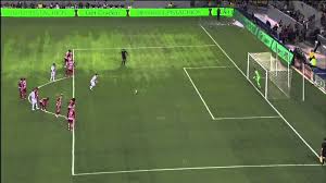 Dibandingkan dengan tendangan penalti, tendangan bebas dalam permainan sepak bola atau yang disebut juga free kick memiliki peluang tercipta gol yang lebih sedikit. Soccerpedia Siapa Penemu Tendangan Penalti Okezone Bola