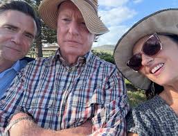 The man, the myth, the legend Ray Meagher is celebrating his 81st birthday!  Here are some of our favourite BTS snaps from the set of Home and Away❤️