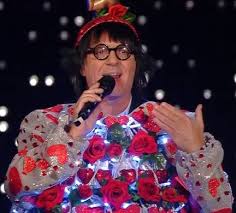 Scopri i personaggi famosi che portano il tuo nome: Sanremo Panariello Vestito Da Albero Di Natale In Stile Renato Zero Liguria Oggi