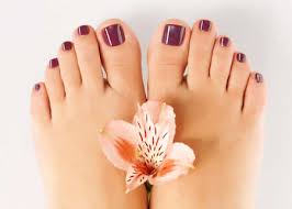 Para lograr unos pies bonitos es necesario además de una buena higiene, es usar los calcetines, calcetas o medias adecuadas, evita los materiales sintéticos, opta por el algodón, usar. Hermosos Pies Femeninos Con Pedicure Rojo Y Gotas De Esmalte De Unas Sobre Fondo Blanco Fotos Retratos Imagenes Y Fotografia De Archivo Libres De Derecho Image 22059511