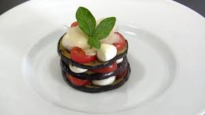 Ogni regione (ma oserei dire ogni famiglia) ha la sua ricetta originale e perfetta della parmigiana di melanzane al forno: Parmigiana Di Melanzana Grigliata Non Fritte Youtube