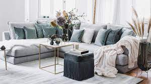So Funktioniert Der Look Sofa Styling Boho Ein Graues Sofa Entpuppt Sich Als Wahrer Verwandlungskunstle Graues Sofa Wohnzimmer Einrichten Wohnzimmer Design