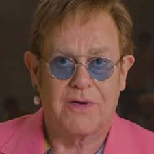 Elton John vai a evento beneficente e compartilha desafios com a visão